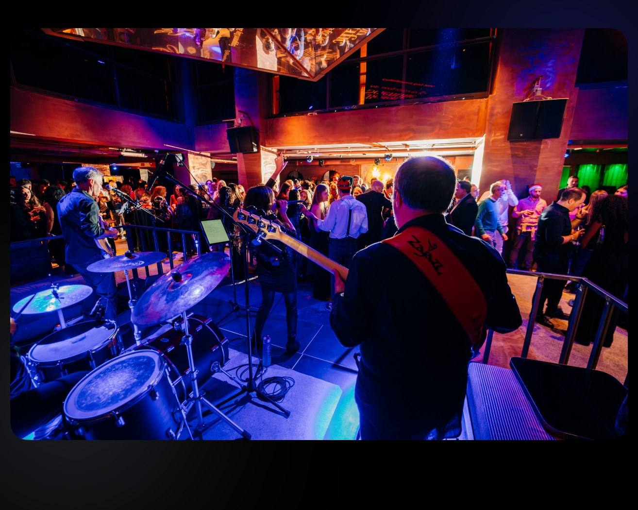 Concierto en directo con el público en V64