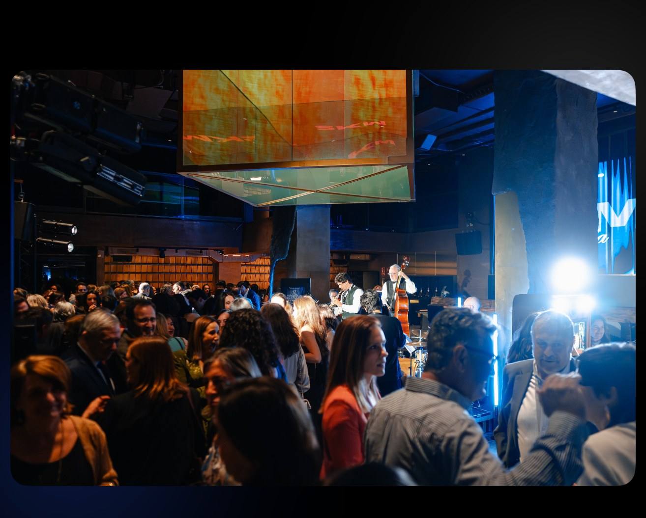 Público durante un show en V64